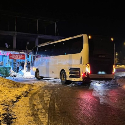 Yolcu otobüsü dinlenme tesisine çarptı