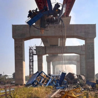 İnşaat vinci düştü, tren raydan çıktı!