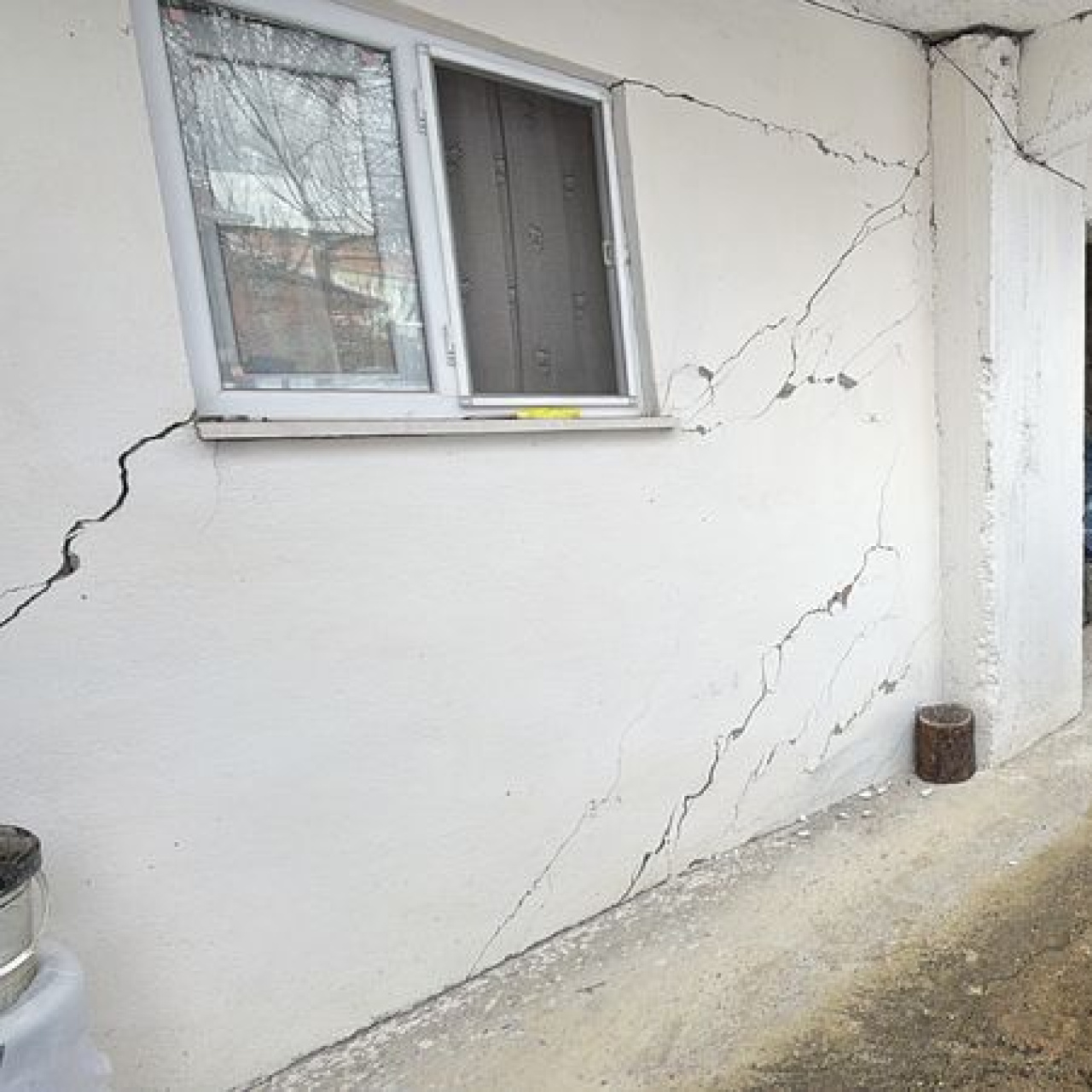 16 evin duvarında çatlak oluşturan heyelan