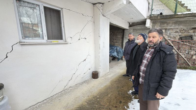 16 evin duvarında çatlak oluşturan heyelan