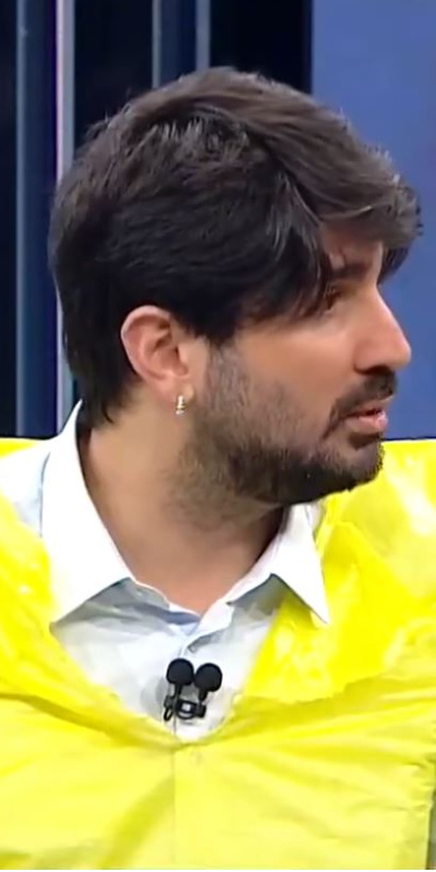 Can Arat stüdyoya sarı yağmurlukla girdi!