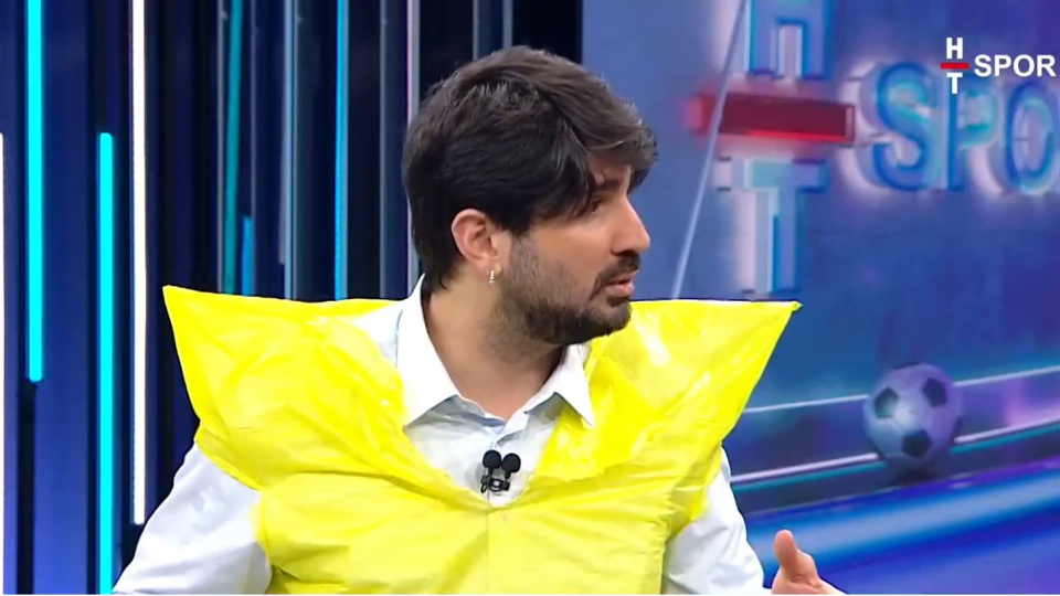 Can Arat stüdyoya sarı yağmurlukla girdi!