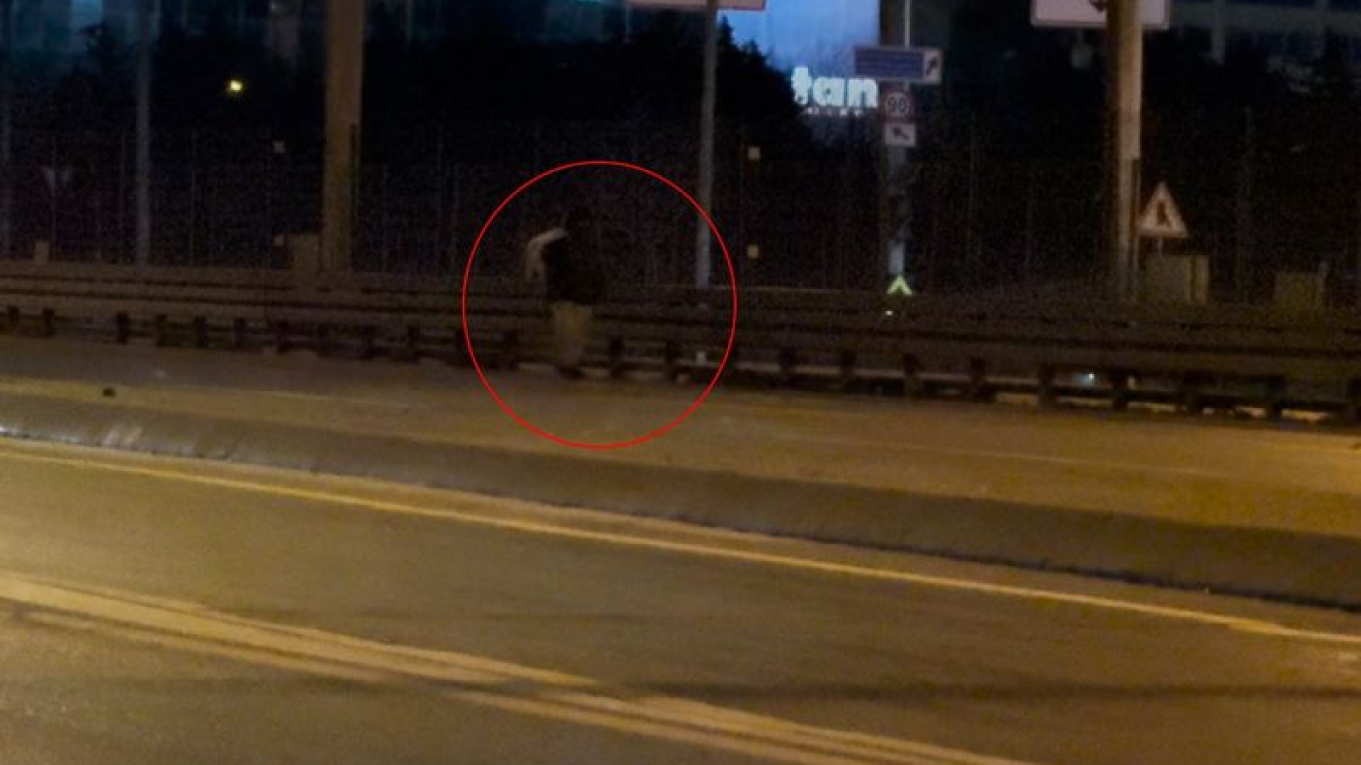 Son dakika: İstanbul Beylikdüzü E-5 Karayolu’nda tehlikeli yürüyüş: O anlar kamerada | Son dakika haberleri