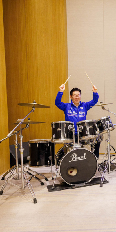 Japonya ve Güney Kore liderleri bateri çaldı