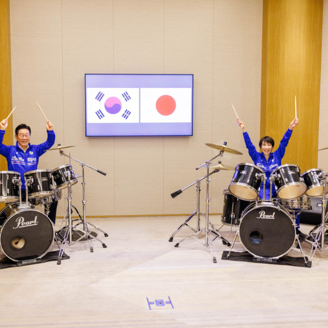 Japonya ve Güney Kore liderleri bateri çaldı