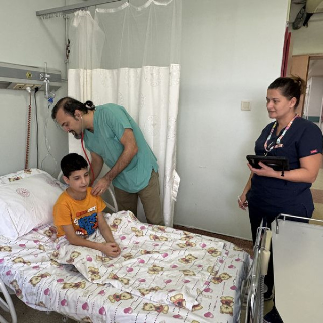 Ameliyat öncesi kalbi durdu! 11 yaşındaki Azat'a kritik müdahale