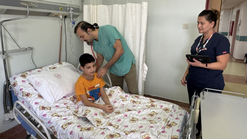 Ameliyat öncesi kalbi durdu! 11 yaşındaki Azat'a kritik müdahale