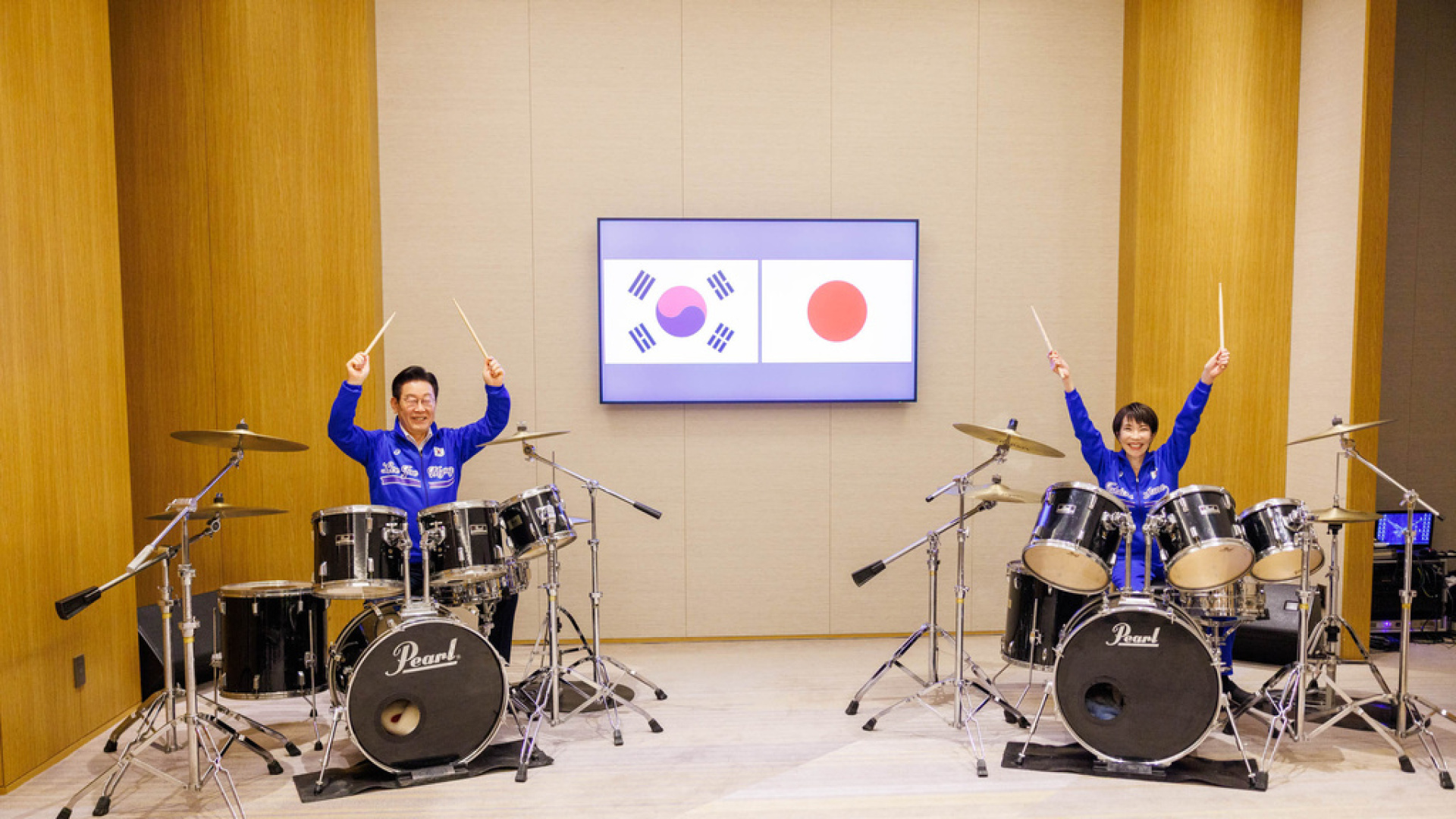 Japonya ve Güney Kore Liderleri Zirvede Bateri Performansı Sergiledi