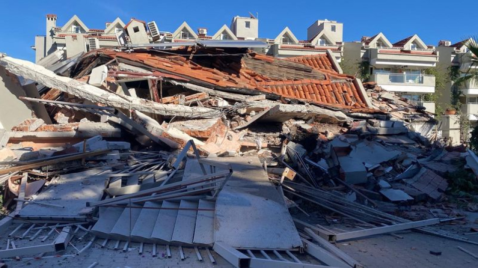 Marmaris'te 5 katlı otel çöktü!