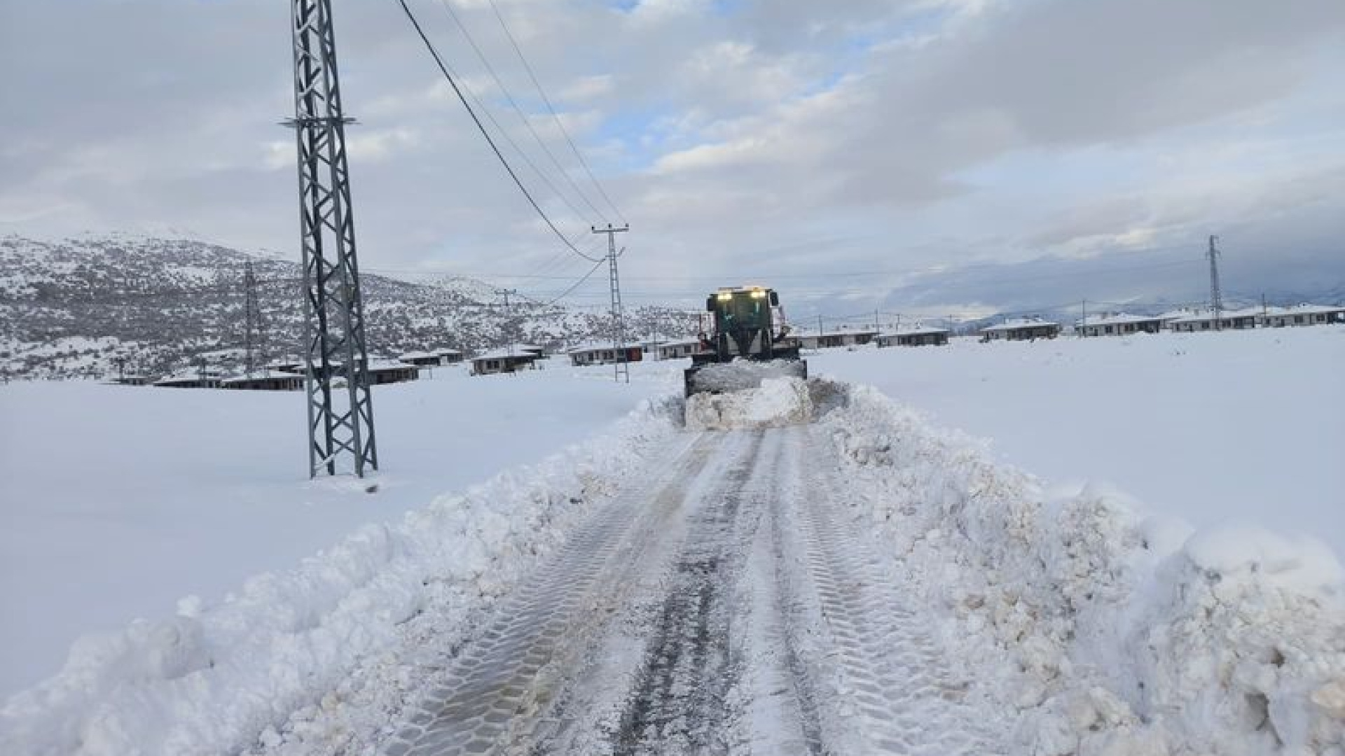 Tunceli'de Buzlanma Nedeniyle Okullar 1 Gün Tatil Edildi