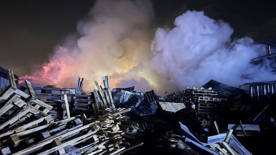 Ahşap palet fabrikasında yangın çıktı