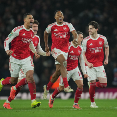 Arsenal final kapısını araladı!