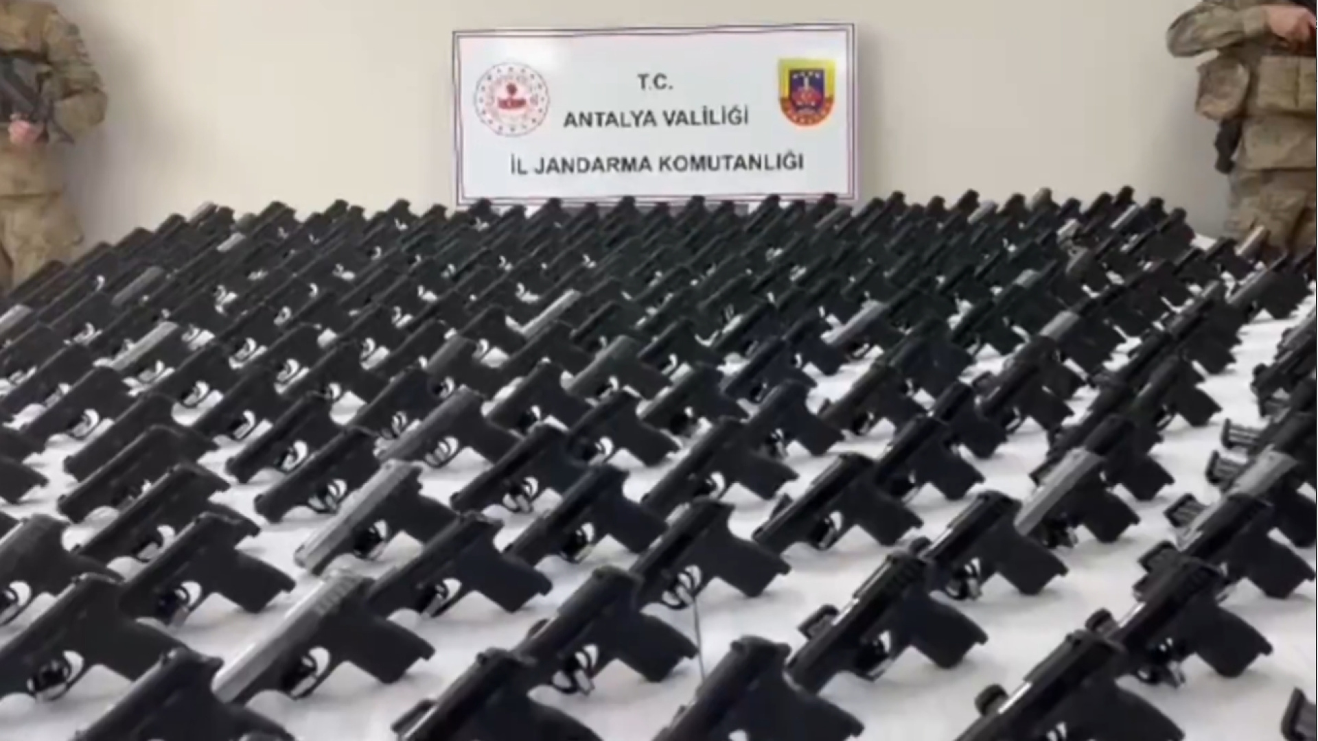 Son dakika: Bakan açıkladı! Antalya'da 393 ruhsatsız tabanca ele geçirildi