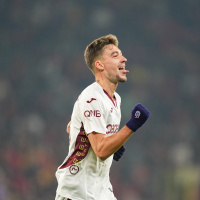 Ernest Muçi gollerine devam ediyor!