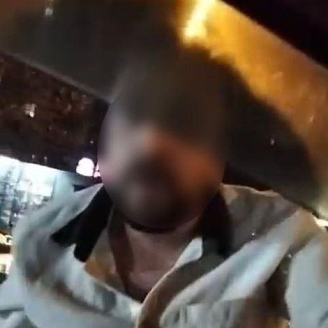 Taksinin camını kafa atarak kırdı