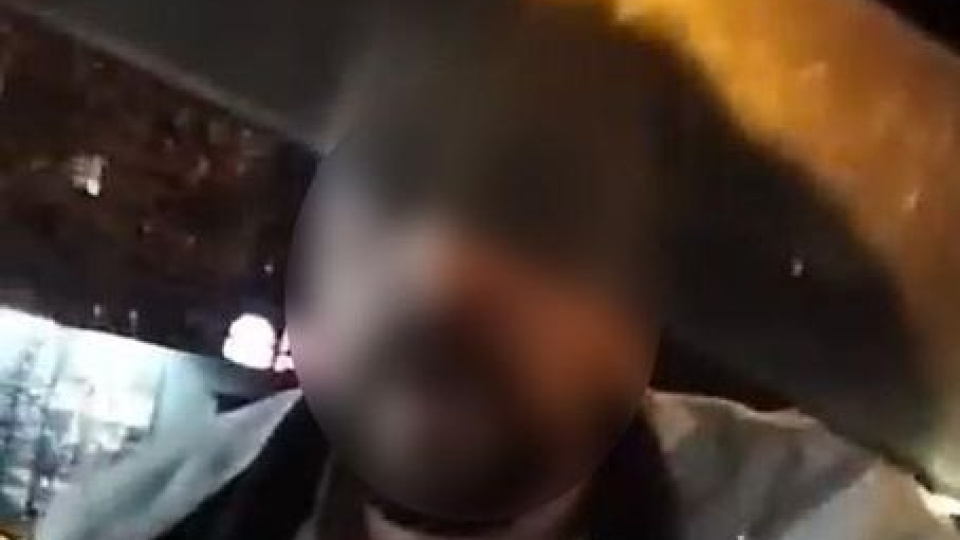 Taksinin camını kafa atarak kırdı