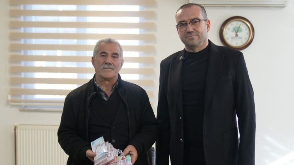 Para dolu poşeti çöpe attı