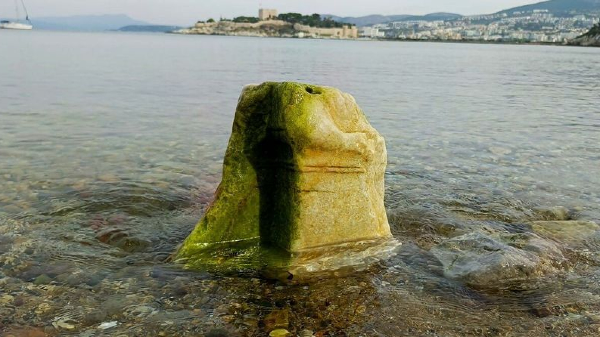 Kuşadası'nda Deniz Çekilince Roma Dönemi Mermer Kaidesi Ortaya Çıktı