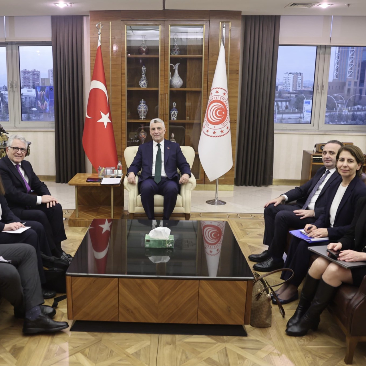 Bakan Bolat, Avrupa Komisyonu Vergilendirme ve Gümrük Birliği Genel Müdürü Thomas'ı kabul ediyor ve iş birliği konusunda adımlar atıyor.