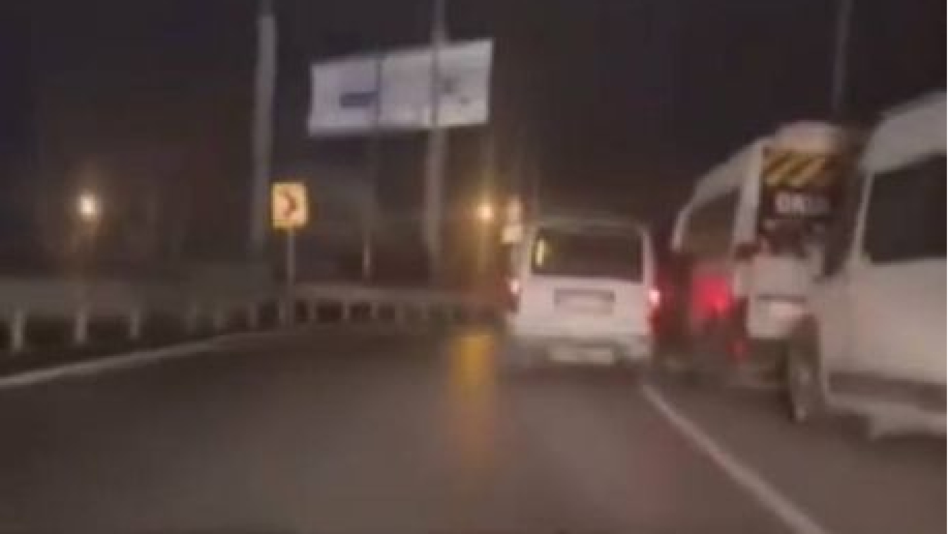 Küçükçekmece'de hafif ticari araç park halindeki minibüslere çarptı | Son dakika haberleri