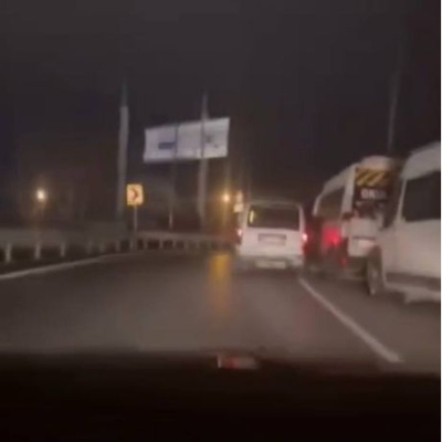 Park halindeki minibüslere çarpıp yere yığıldı