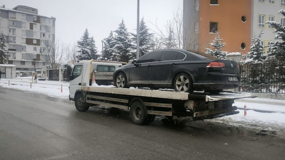 DEM Partili belediye başkanının resmi aracına haciz