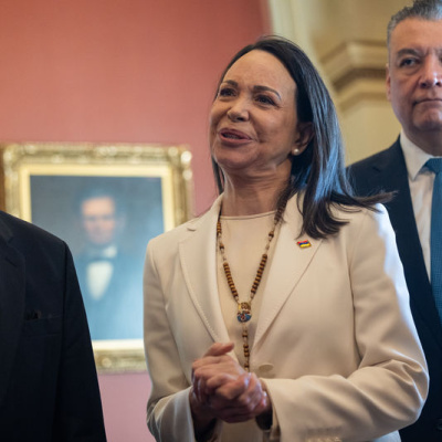 Nobel Barış Ödülünü Trump'a takdim etti