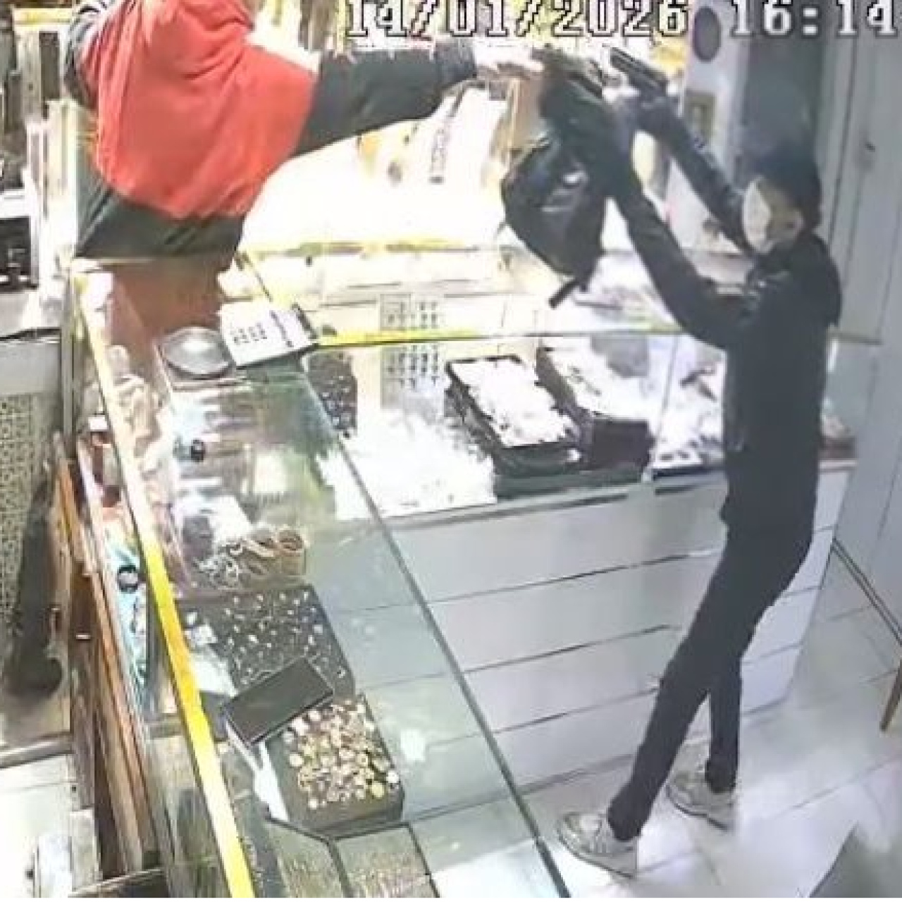 Bahçelievler'de Soygun Şoku: 3 Milyon Liralık Altın Çalındı, Kameralar Her Şeyi Kaydetti