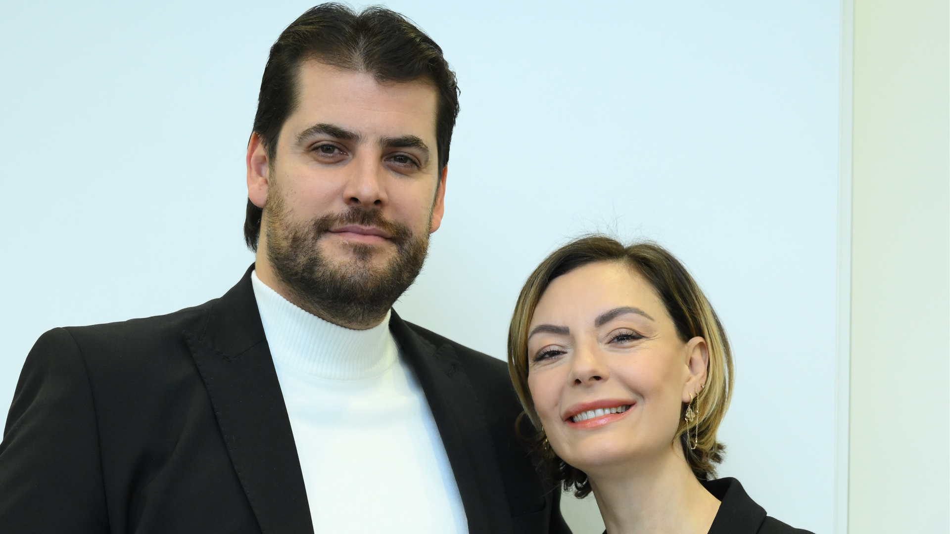 Sinan Güleryüz ve Özge Özder'den 'Duymadın Feryadımı' Şarkısı ve Volkan Konak'a Duygusal İthaf