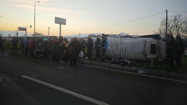 İşçi servisi devrildi: 16 yaralı