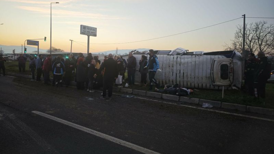 İşçi servisi devrildi: 16 yaralı