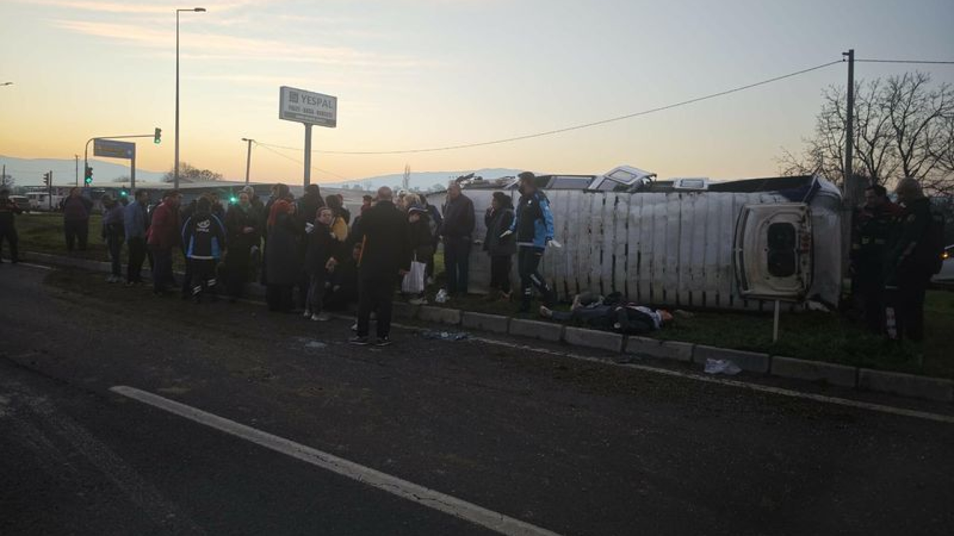 Aydın'da Portakal İşçilerini Taşıyan Minibüs Buzlanma Nedeniyle Devrildi: 16 Yaralı