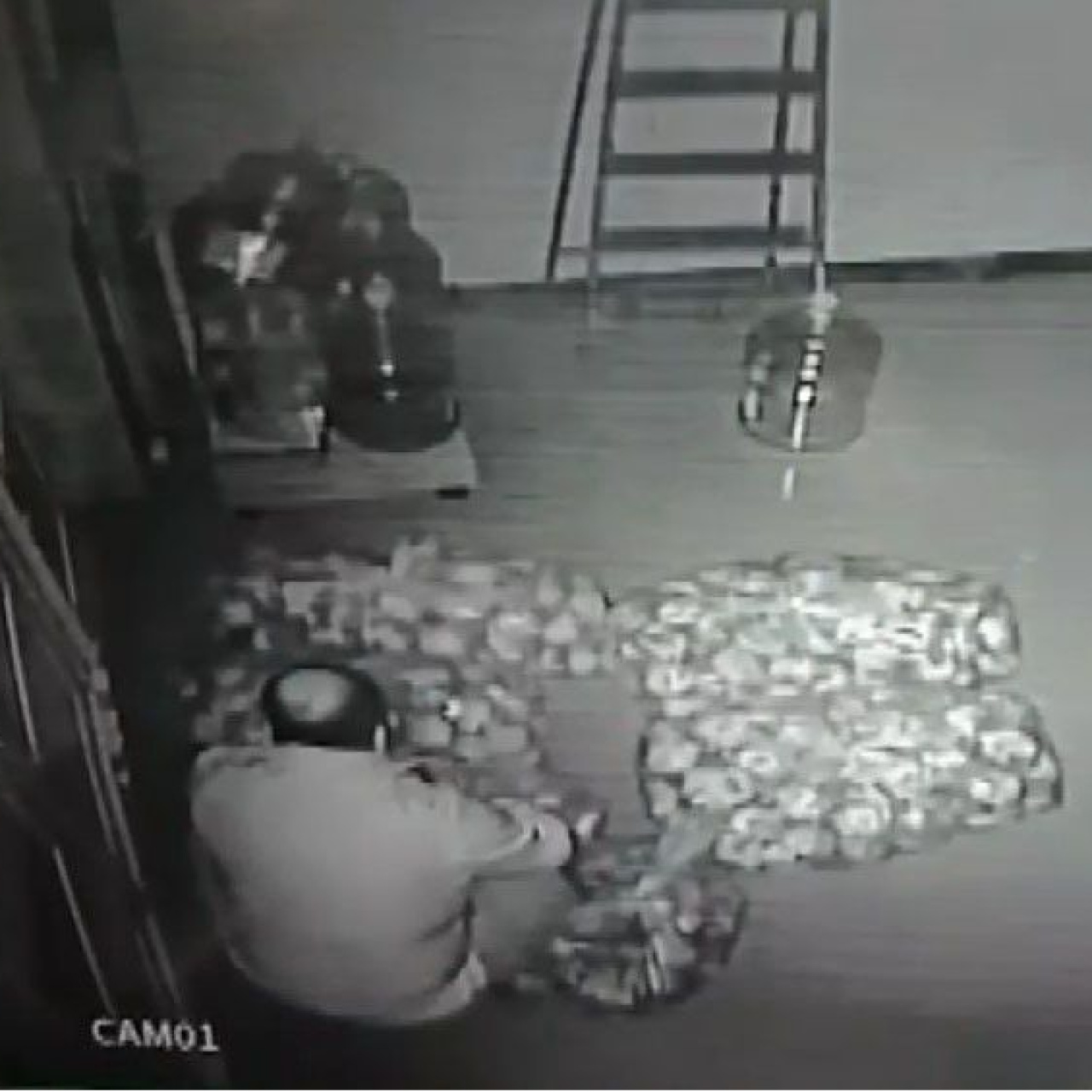 Fırının ekmeğini çalıp küflüsünü bıraktı