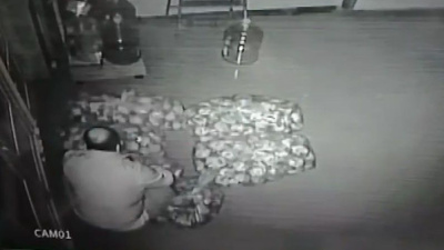 Fırının ekmeğini çalıp küflüsünü bıraktı