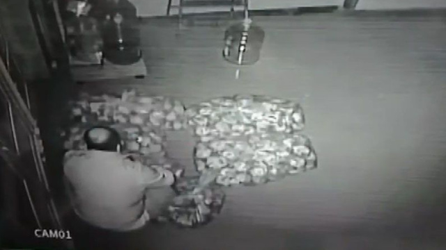 Fırının ekmeğini çalıp küflüsünü bıraktı