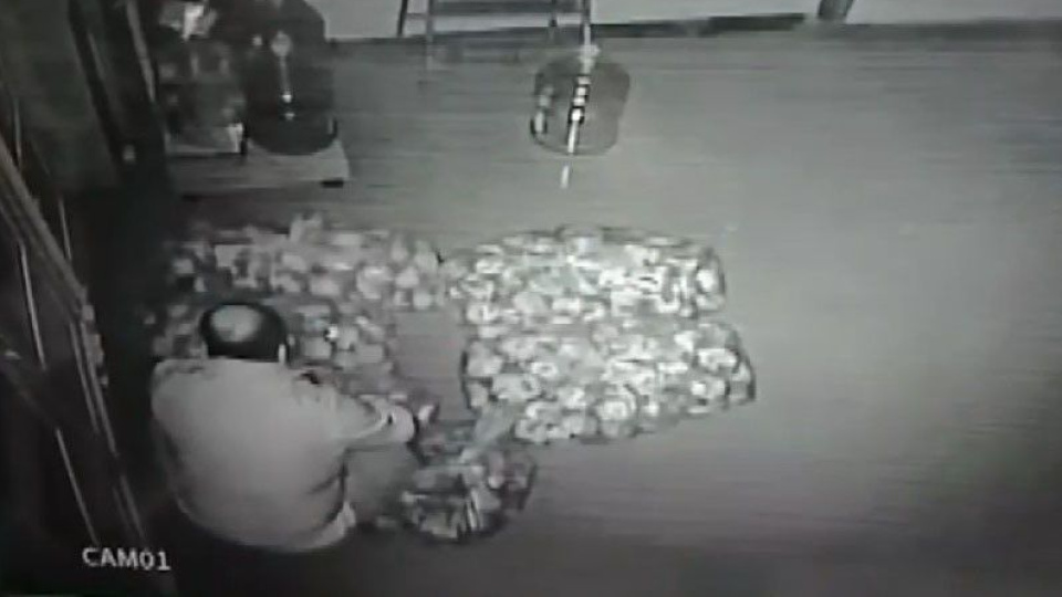 Fırının ekmeğini çalıp küflüsünü bıraktı