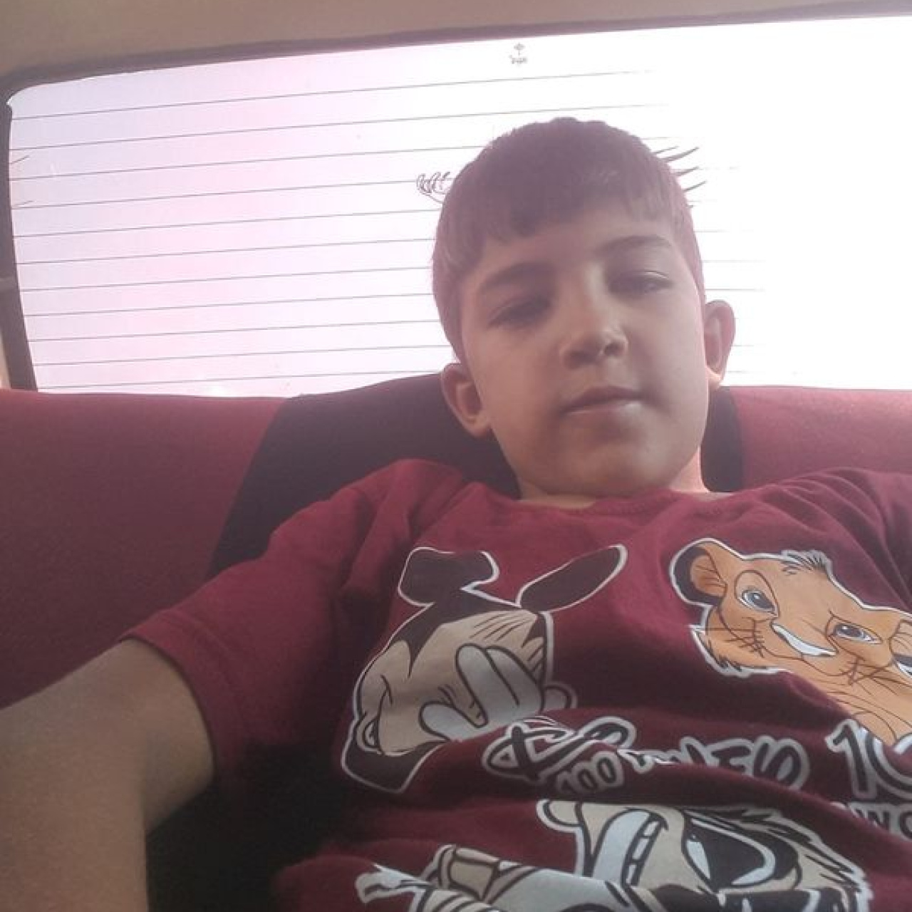 Karne gününde oğlunun kabrinde ağladı