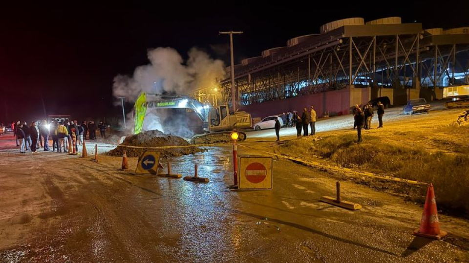 Jeotermal boru hattında buhar sızıntısı
