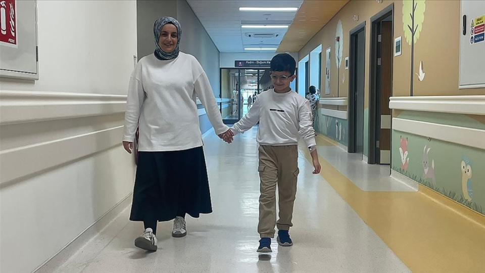 Milyonda 3 görülüyor! Yürüyemeyen Emir yeniden koşmaya başladı