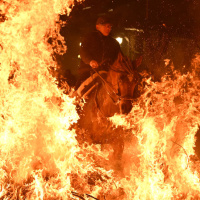 Korkutan gelenek... Alevlerin üzerinden geçtiler!