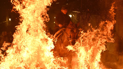 Korkutan gelenek... Alevlerin üzerinden geçtiler!
