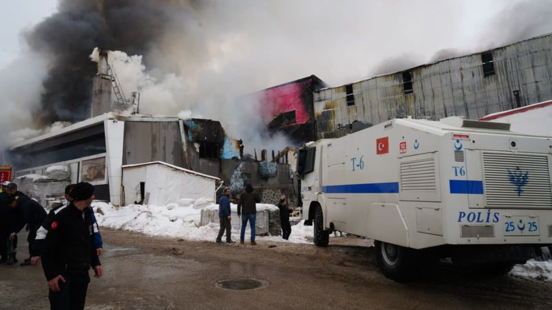 Son dakika: Sanayi sitesinde büyük yangın: 2 kişi hayatını kaybetti | Son dakika haberleri