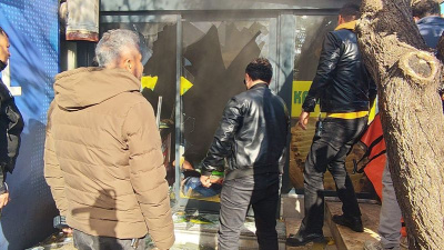 Kendini iş yerine kitleyip yangın çıkardı!