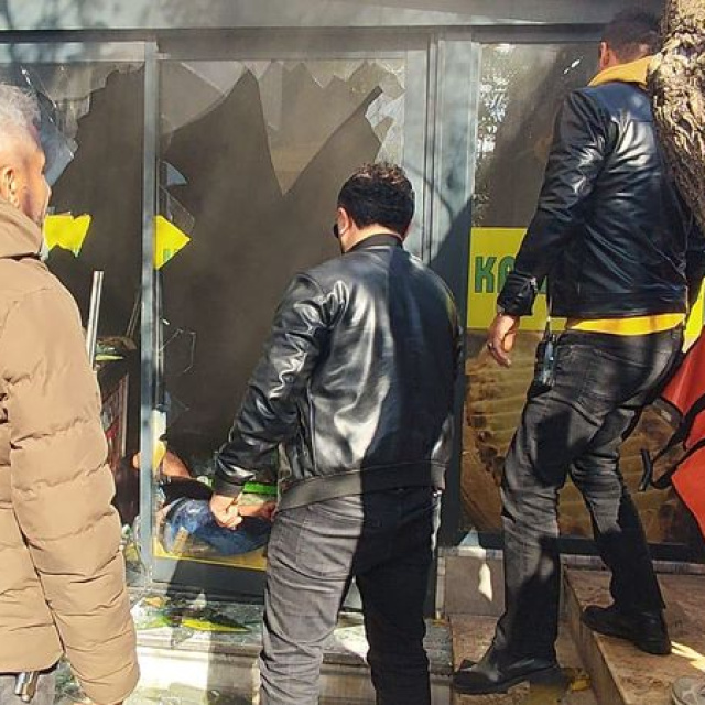 Kendini iş yerine kitleyip yangın çıkardı!