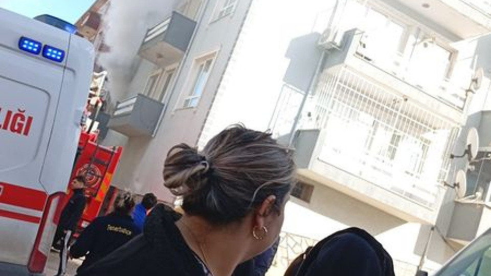 Yatalak adam alev kapanında kaldı