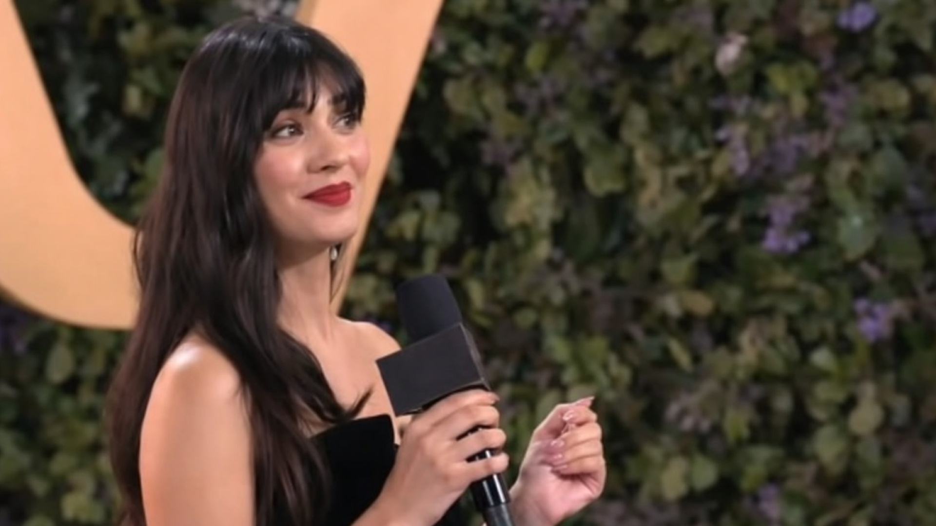Tuba Büyüküstün, Joy Awards 2026'da Sunucuya Anlamlı Türkçe Yanıtı