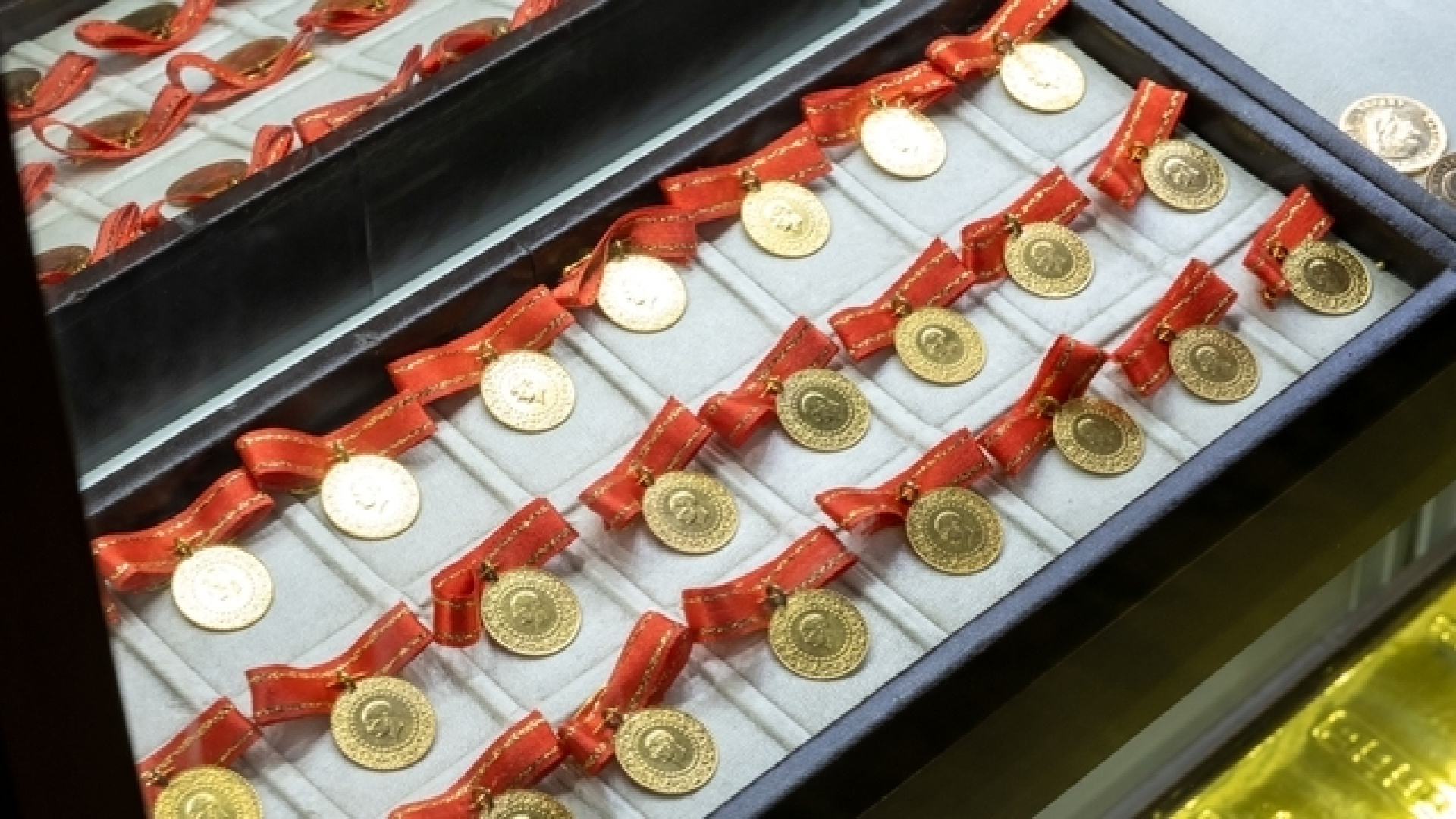 Altın fiyatları hafta sonu yükseldi! 18 Ocak 2026 Pazar bugün tam, ata, 22 ayar bilezik, cumhuriyet, çeyrek altın ve gram altın ne kadar oldu?