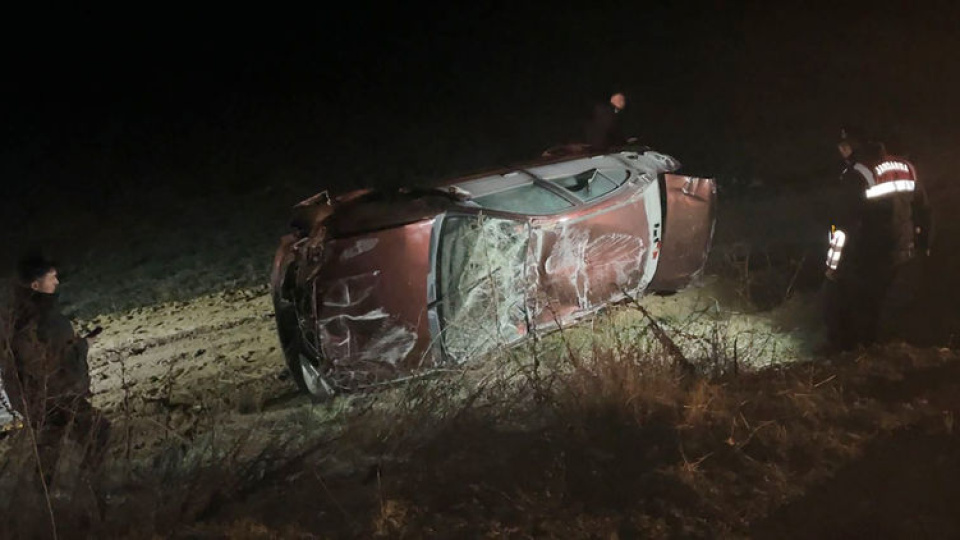 Otomobil tarlaya devrildi: 1 ölü, 1 yaralı