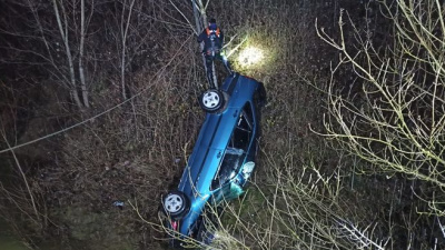 Otomobil çaya düştü! Baba ve oğlu öldü