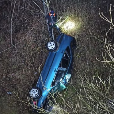 Otomobil çaya düştü! Baba ve oğlu öldü